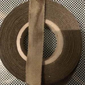 Basaltfaser Band 30 mm, 0,21 mm, 11,3 g/lfm, eine Kante aus braunem PP-Garn