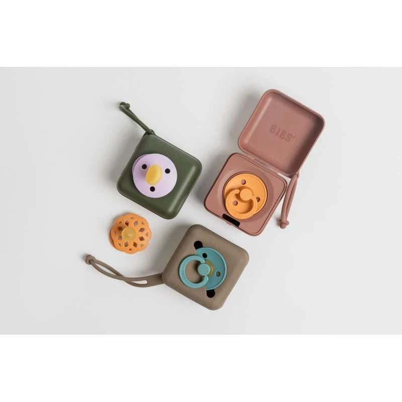 BIBS Accessories Pacifier Case - Silikone - Sutteboks m. Plads til 3 Sutter - Dark Oak Cable Ties