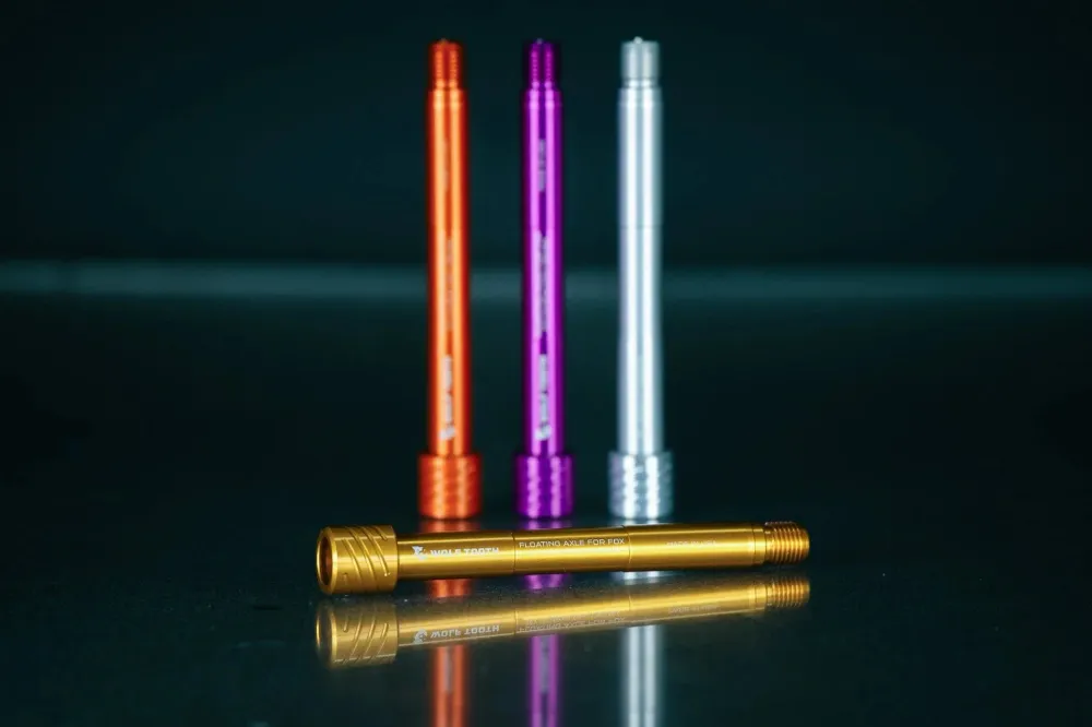 Osa předního kola WOLF TOOTH pro vidlice FOX 36/38 15x110 mm Boost Gold