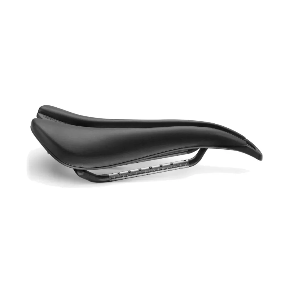 SMP EVO PLUS sedlo 140mm šířka Karbonové kolejnice černé