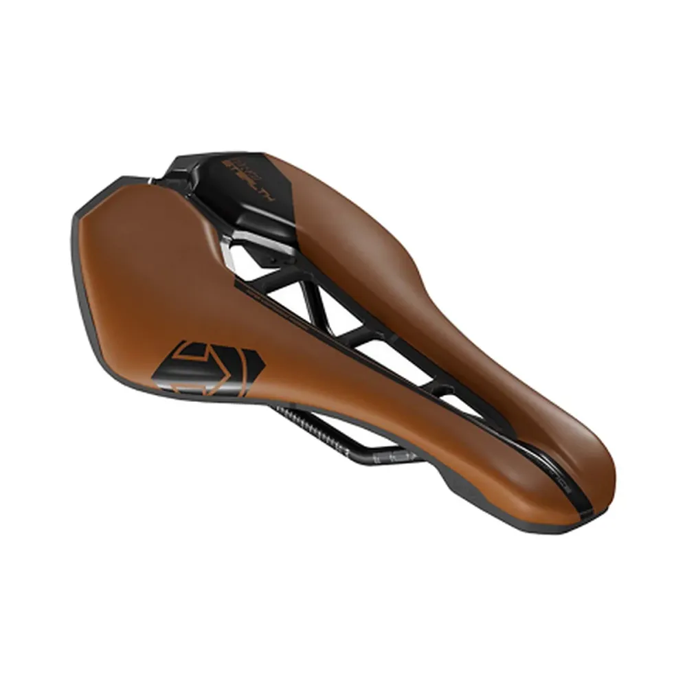 STEALTH PERFORMANCE CURVED 152mm PRO sedlo Hnědé ocelové kolejnice