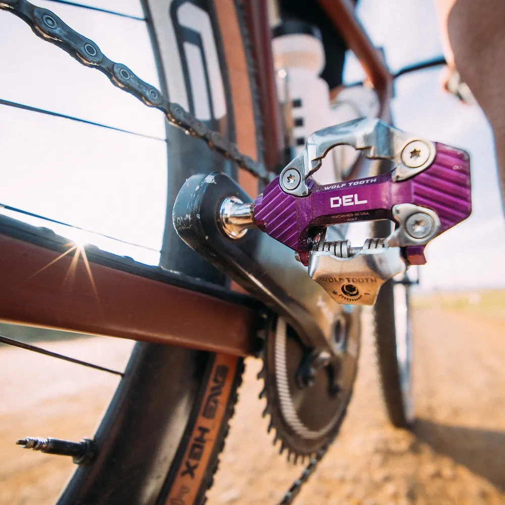 WOLF TOOTH DEL GRAVEL RACE Bezklíčové pedály Violet