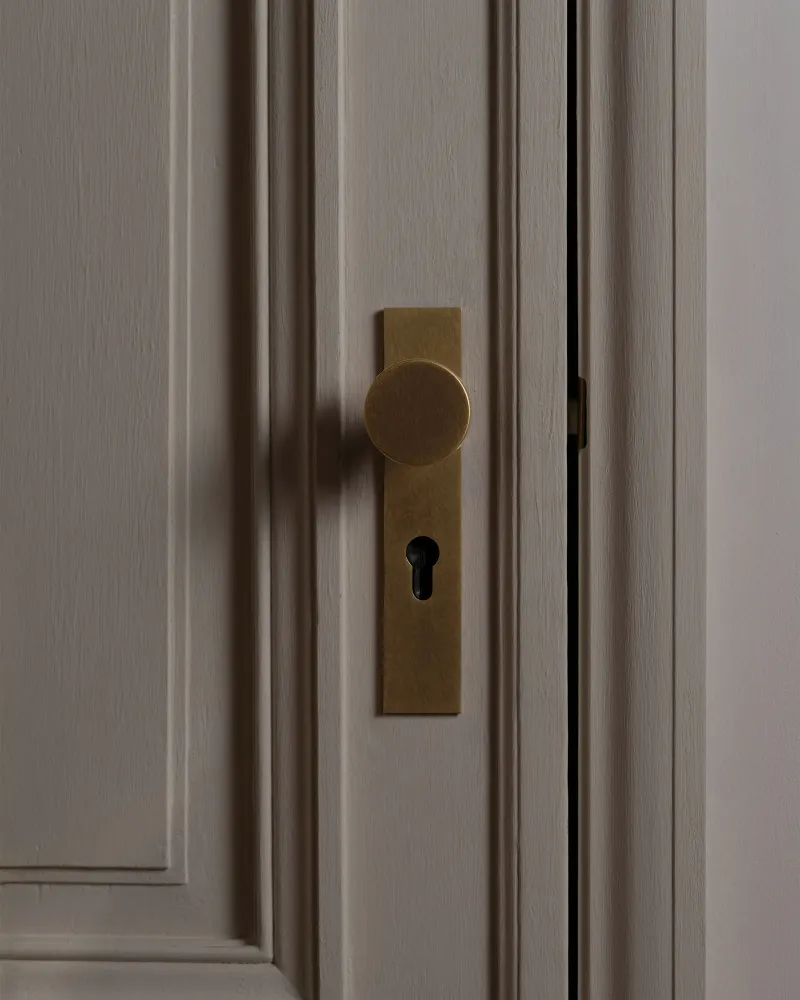Onslow Long Plate Sprung Door Knob & Euro Lock - Antique Zlatý kov