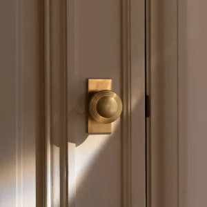 Poplar Short Plate Sprung Door Knob - Antique Zlatý kov