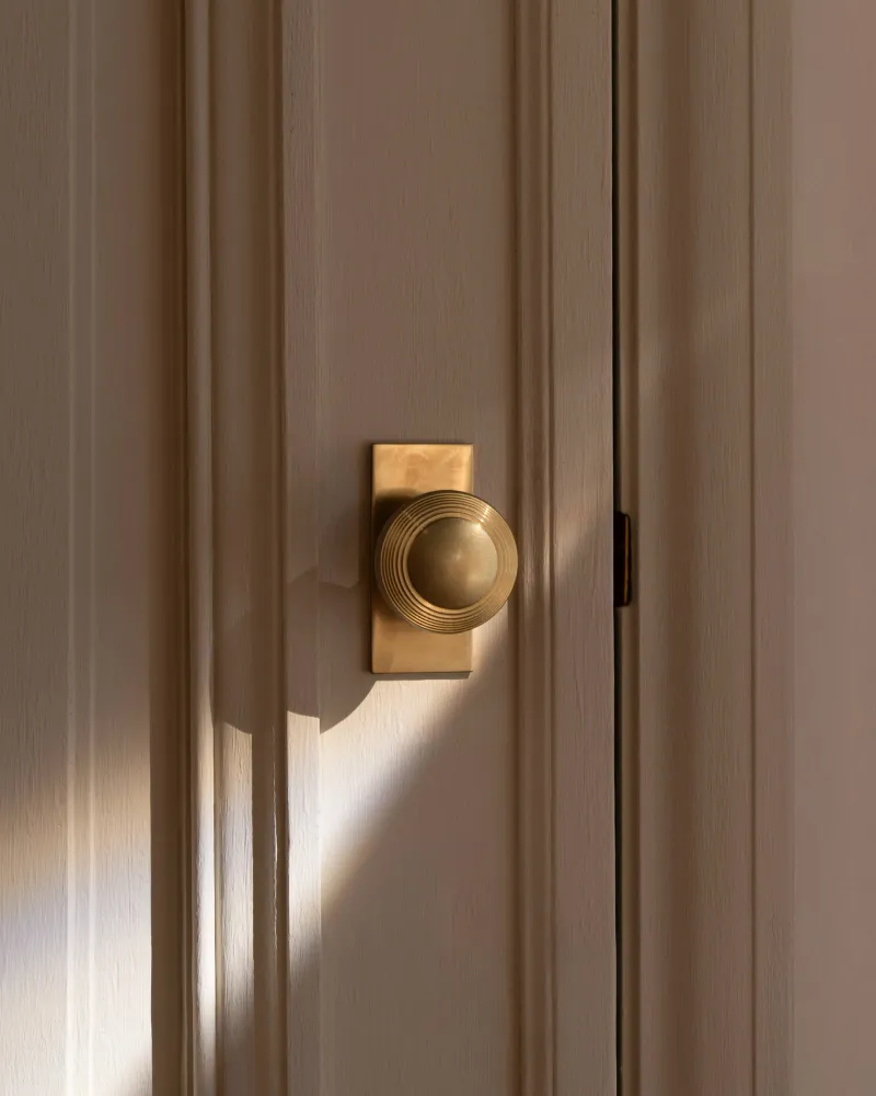Poplar Short Plate Sprung Door Knob - Antique Zlatý kov