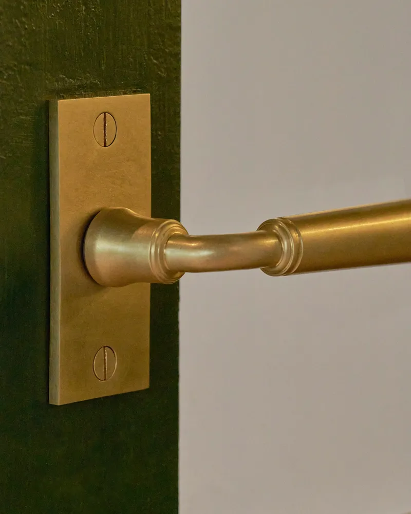 Digby Short Plate Sprung Door Handle - Antique Zlatý kov 2 Keys