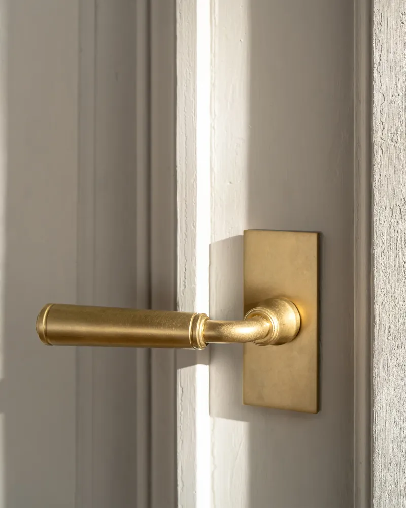 Digby Short Plate Sprung Door Handle - Antique Zlatý kov 2 Keys