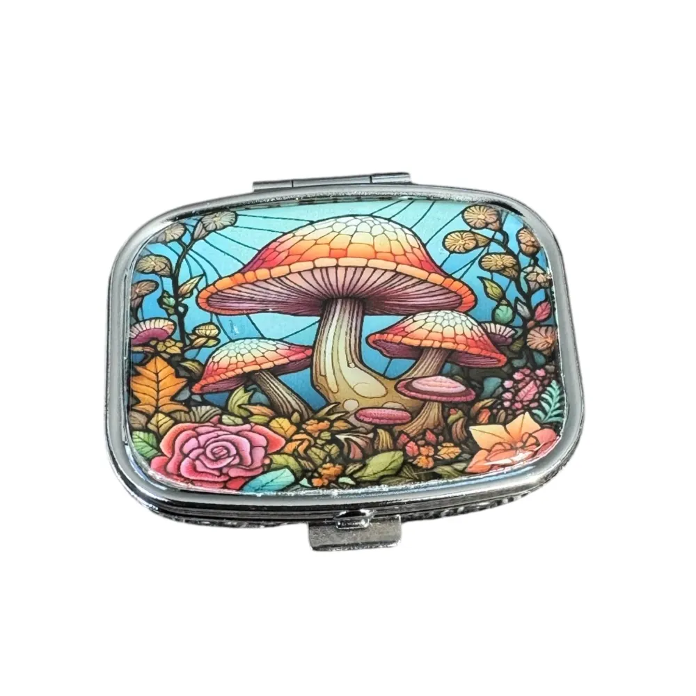 Dávkovač pilulek „Psychedelic Shroom“ – malý, barevný, praktický
