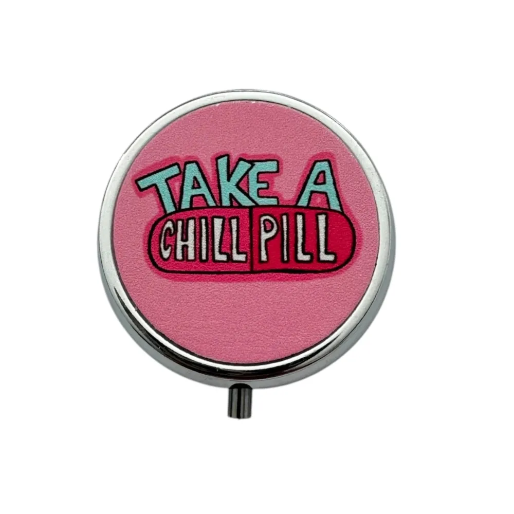 Pillendose Pink „Take Chill Pill“ – svěží, kompaktní, vždy připravená