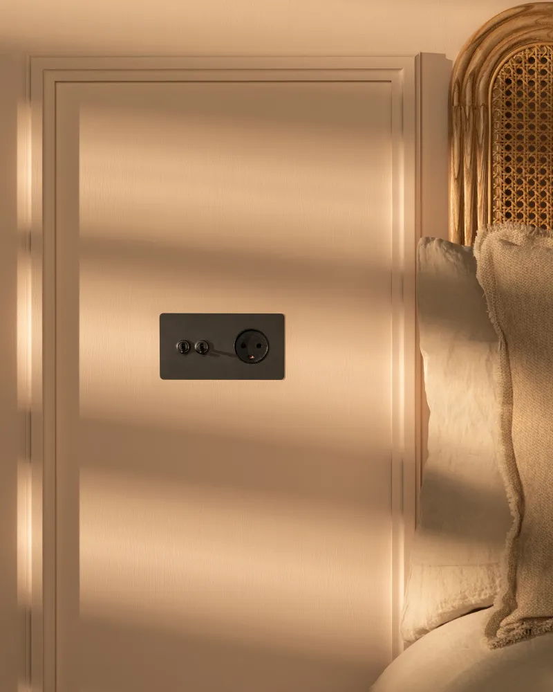 Kew Double 2x Toggle & Danish Type K Socket - Warm finish | Black