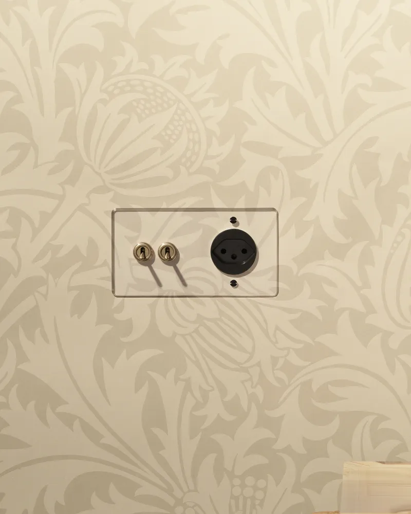 Kew Double 2x Toggle & Swiss Type J Socket - Clear Antique Zlatý kov | Black