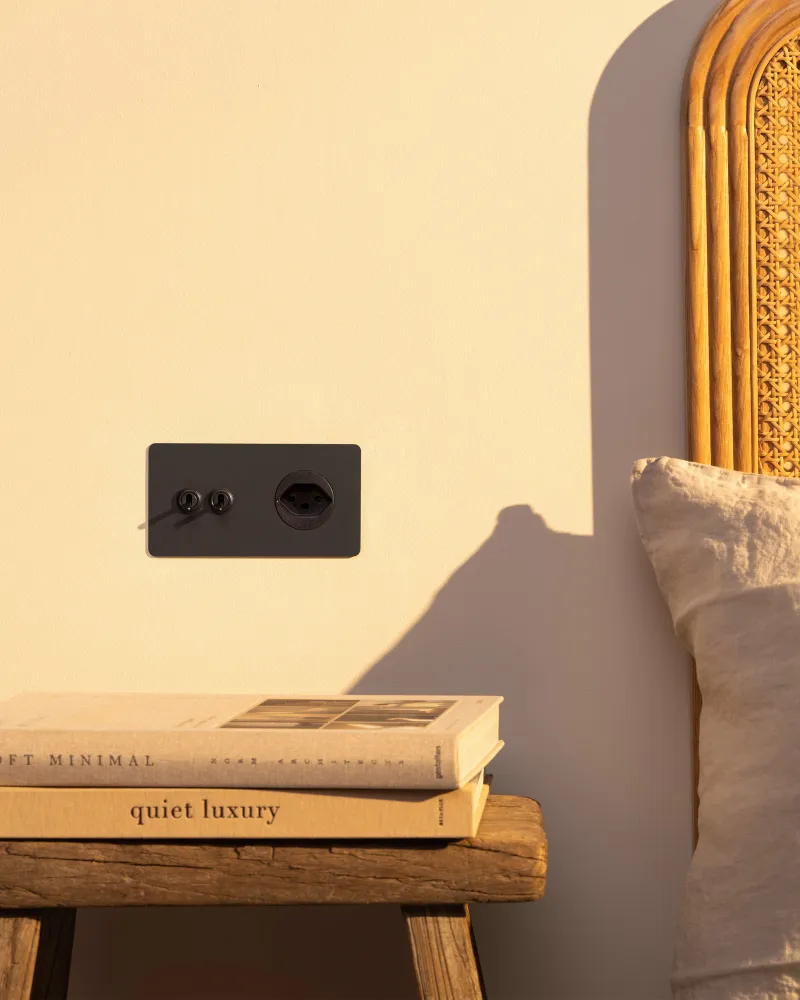 Kew Double 2x Toggle & Swiss Type J Socket - Kovově hnědý | Black