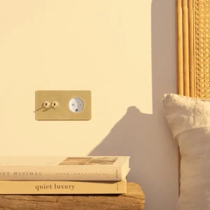 Kew Dvojnásobný 2x Toggle & Danish Type K Socket - Antique Brass | White