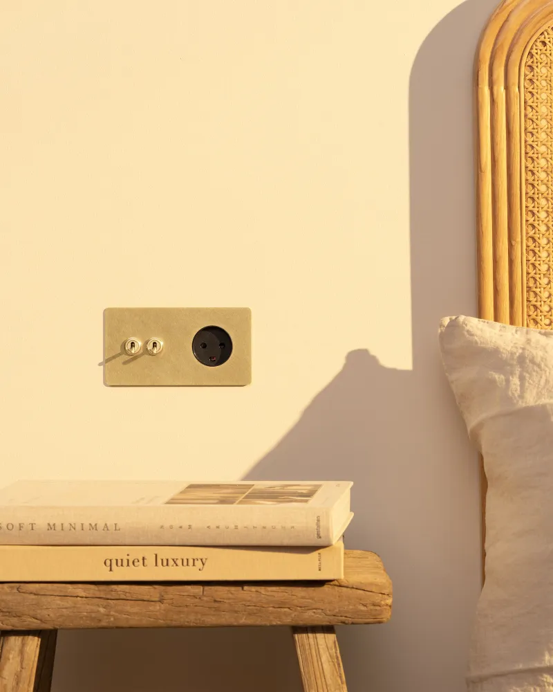 Kew Dvojnásobný 2x Toggle & Danish Type K Socket - Antique Brass | Black