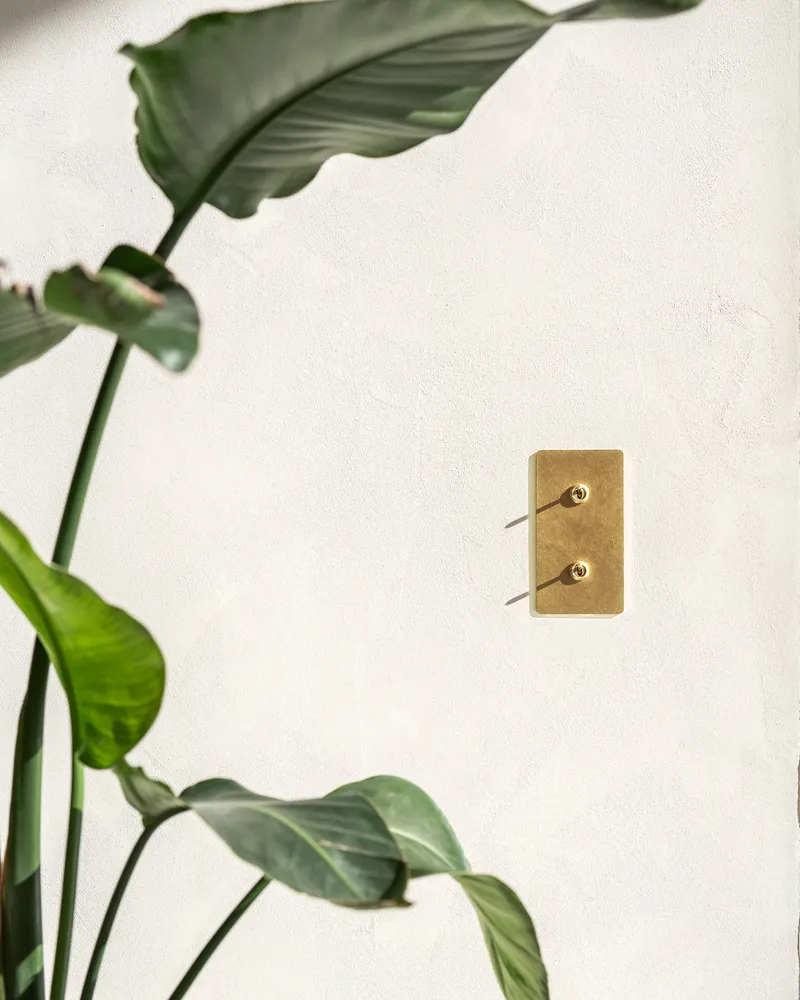 Kew Dvojnásobný 2x Vertical Toggle Switch - Antique Brass