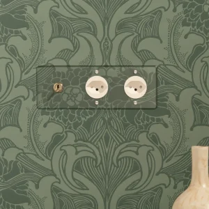 Kew Triple Toggle & 2x Swiss Type J Socket - Clear Antique Zlatý kov | White