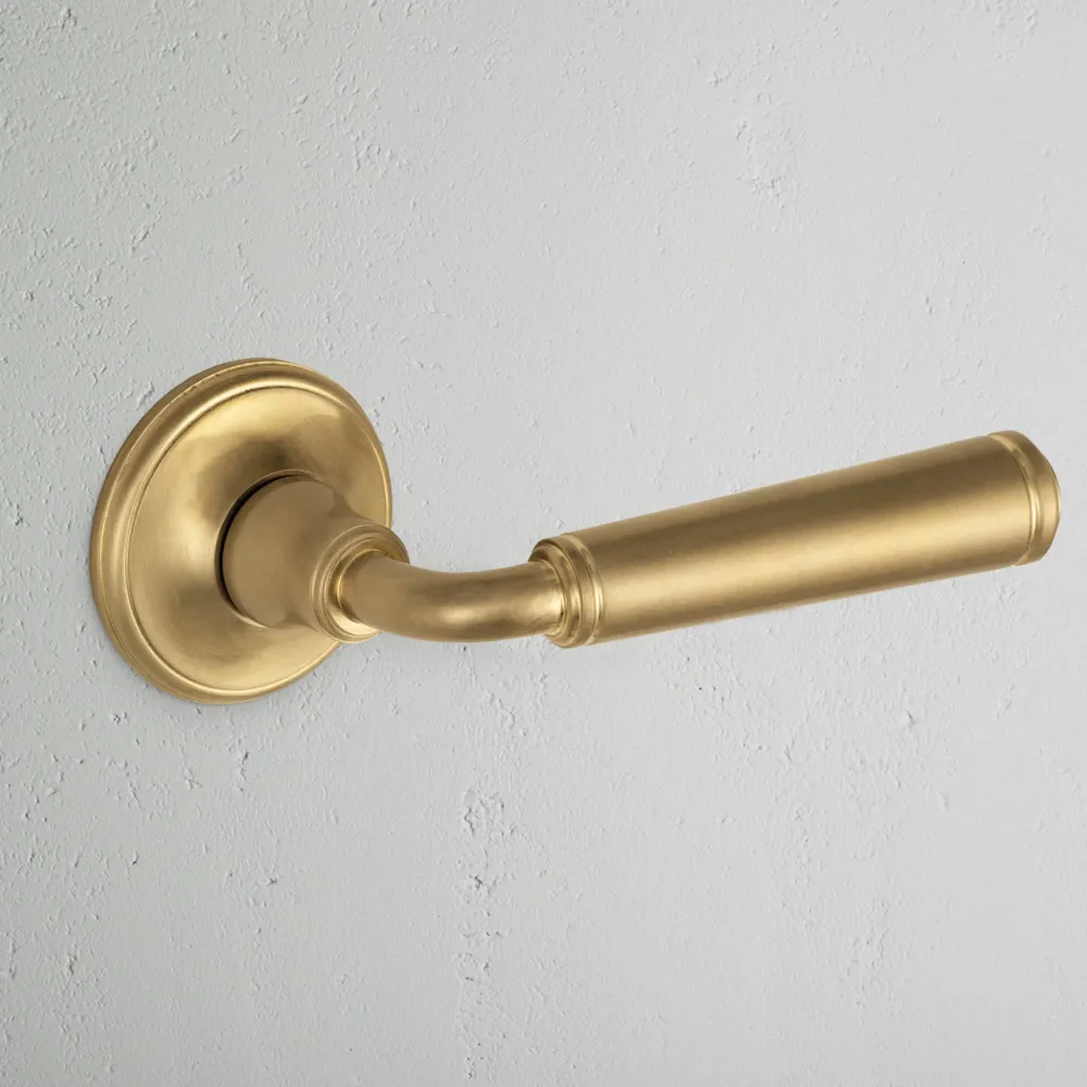 Digby Sprung Door Handle - Antique Zlatý kov (Industrial Grade)