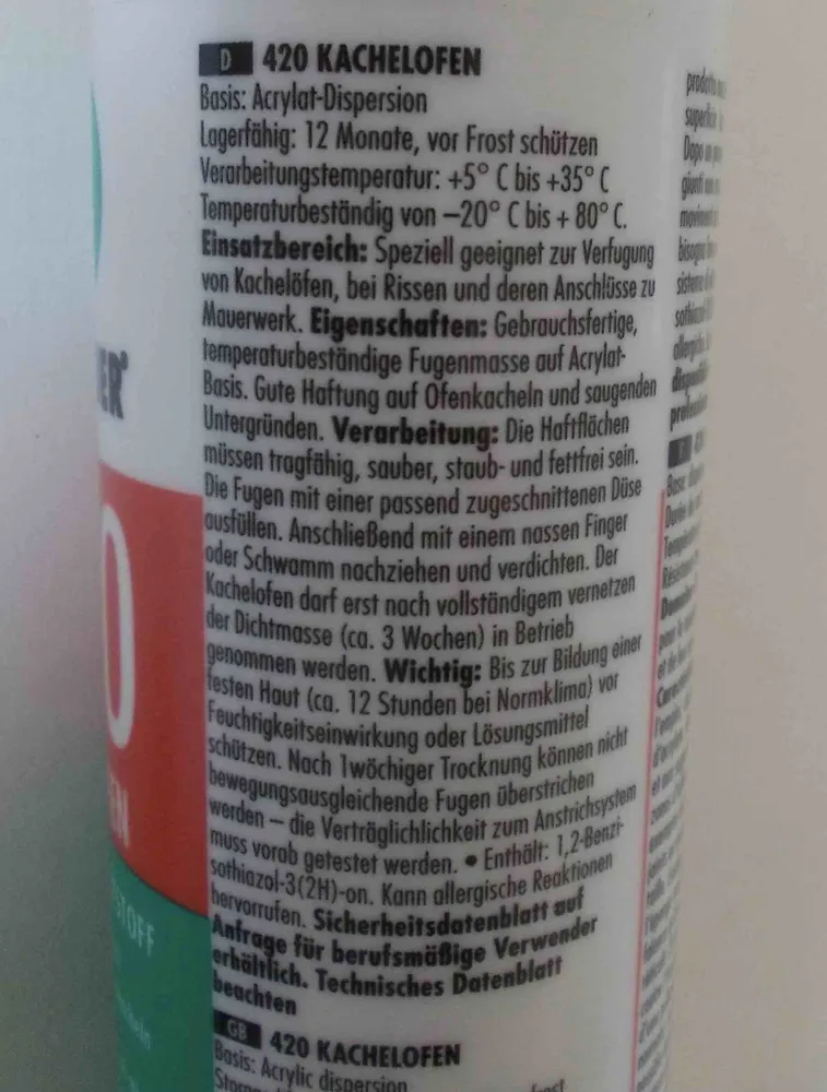 Elastická akrylová spárovací hmota ve světle šedé barvě pro krby kachlová kamna v kazetě