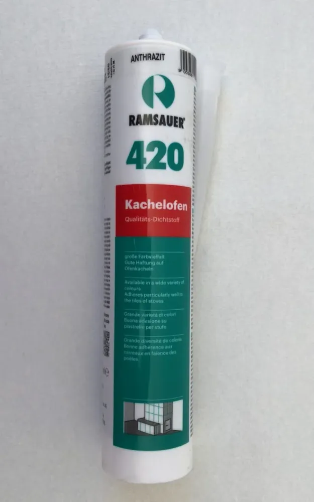 Elastický akrylový tmel na spáry v tmavě šedé barvě pro krby kachlová kamna v kartuších