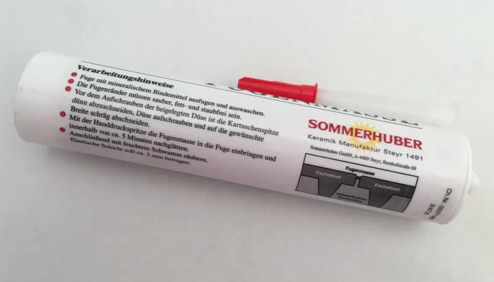 Elastický tmel na spáry v tmavě hnědé barvě pro krby kachlová kamna v kartuších