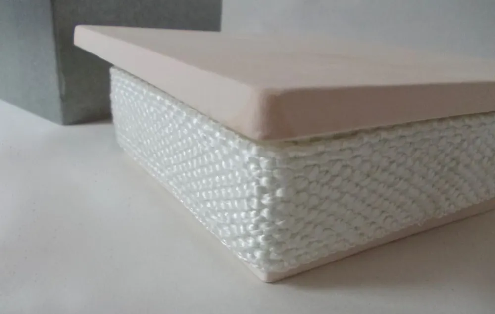 Keramická čisticí zásuvka čtvercová "14 x 14 cm" se čtvercovou montážní objímkou