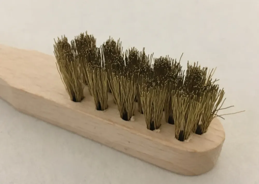 Mini kartáč mosazný na dřevěné rukojeti 15cm drátěný kartáč