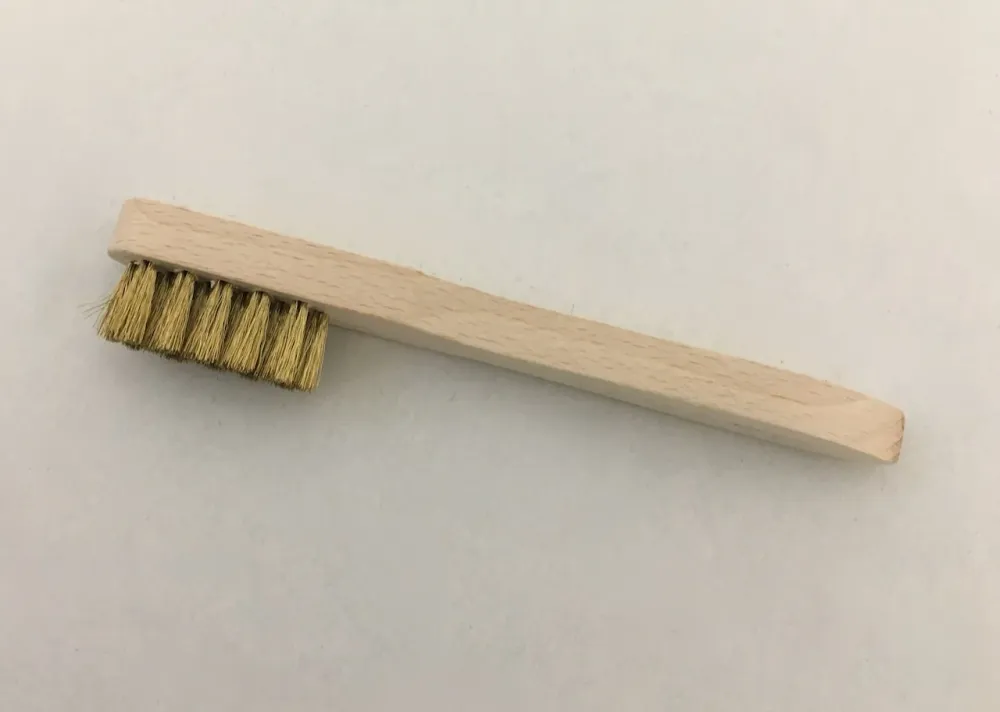 Mini kartáč mosazný na dřevěné rukojeti 15cm drátěný kartáč