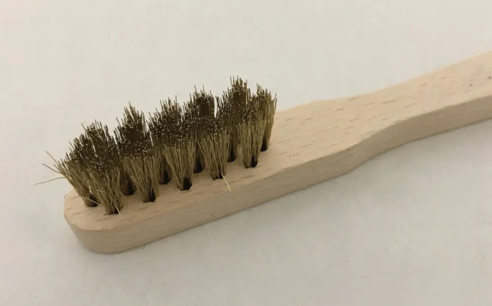Mini kartáč mosazný na dřevěné rukojeti 15cm drátěný kartáč