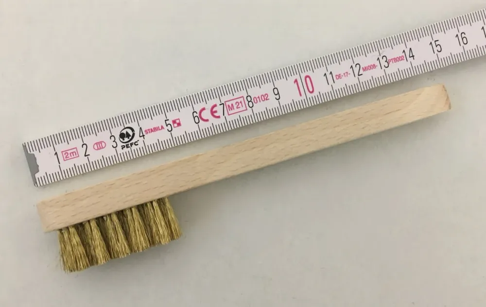Mini kartáč mosazný na dřevěné rukojeti 15cm drátěný kartáč