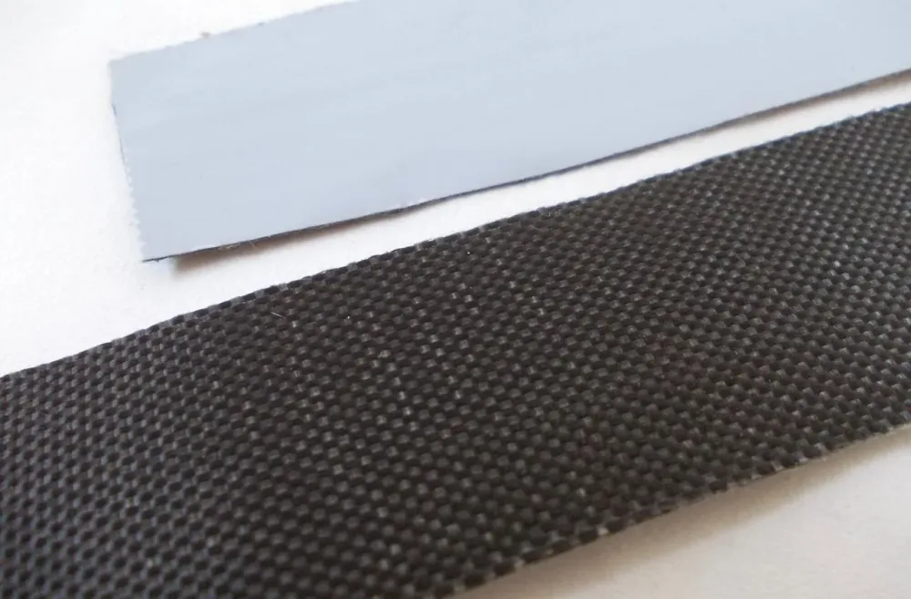 Nehořlavá lepicí páska 10 cm zabraňující roztřepení těsnicí šňůry