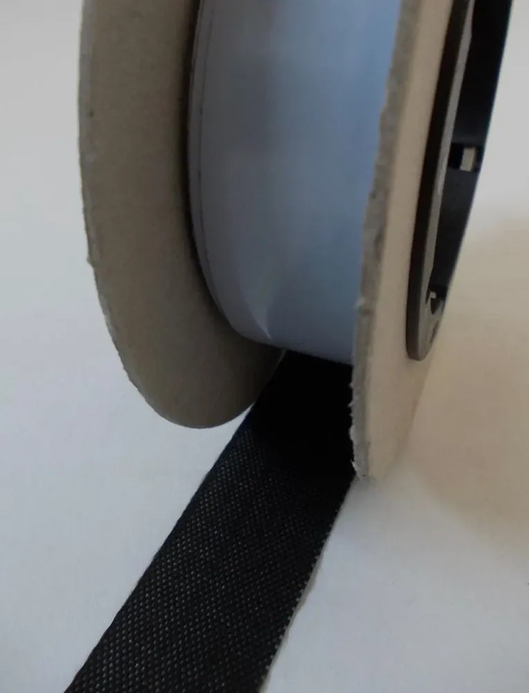 Nehořlavá lepicí páska 10 cm zabraňující roztřepení těsnicí šňůry