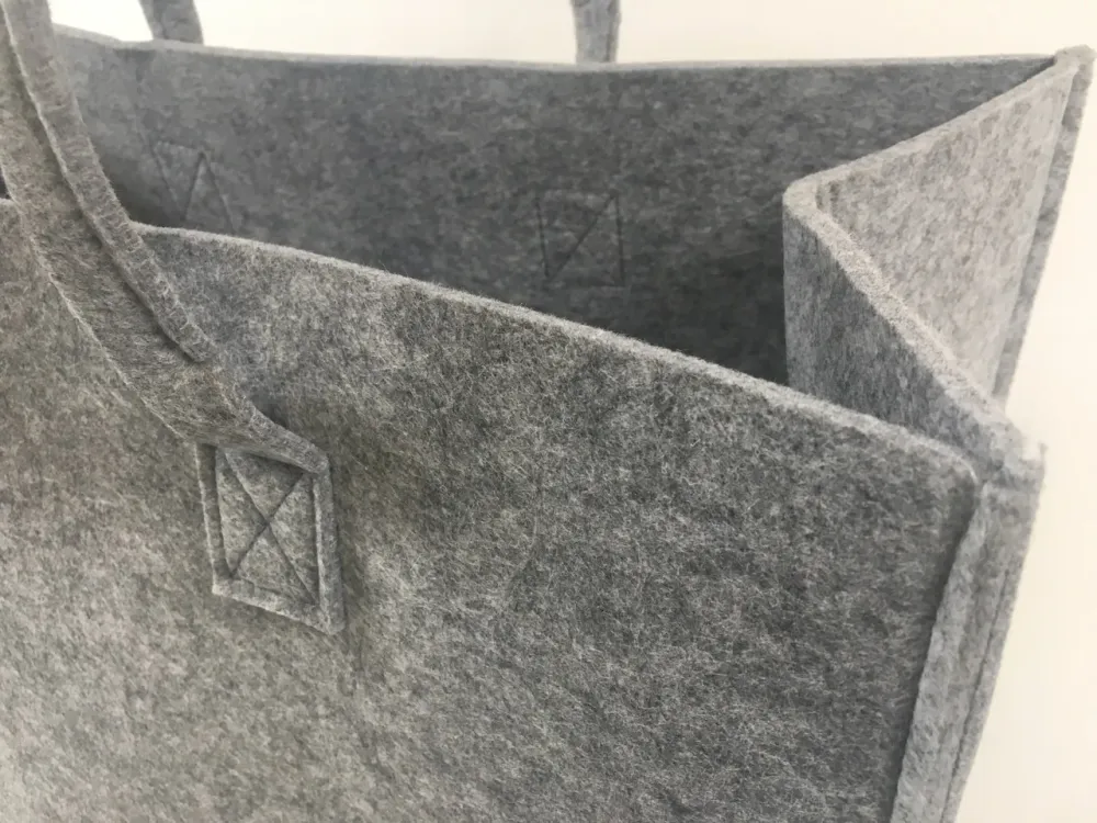 Pytel na palivové dřevo ze světle šedé plsti 50x25x26cm