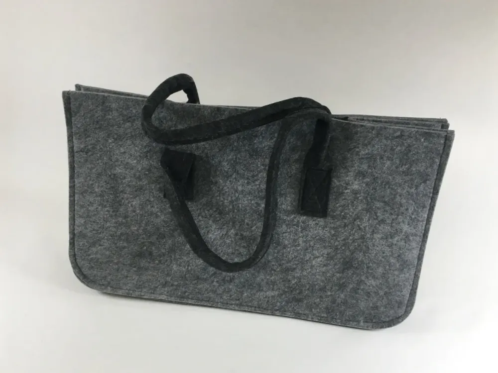 Pytel na palivové dříví ze světle šedé plsti s tmavě šedou rukojetí 48x28x25cm