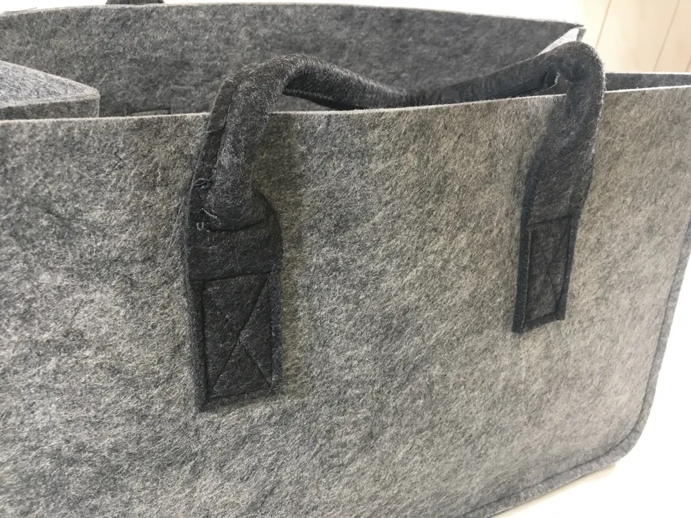 Pytel na palivové dříví ze světle šedé plsti s tmavě šedou rukojetí 48x28x25cm