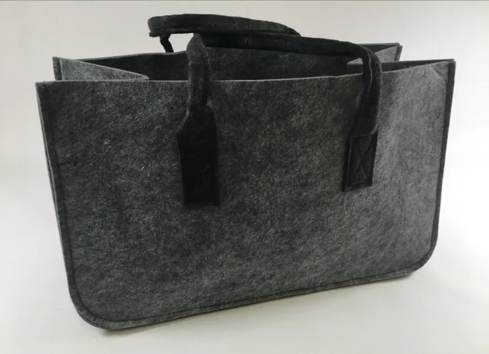 Pytel na palivové dříví ze světle šedé plsti s tmavě šedou rukojetí 48x28x25cm