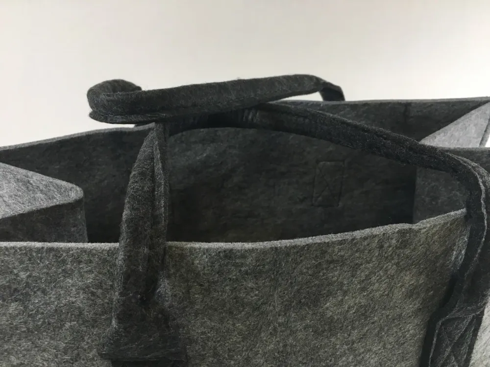 Pytel na palivové dříví ze světle šedé plsti s tmavě šedou rukojetí 48x28x25cm