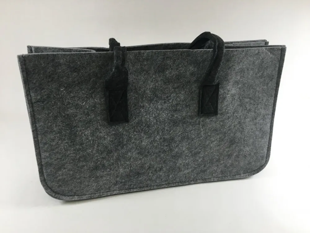 Pytel na palivové dříví ze světle šedé plsti s tmavě šedou rukojetí 48x28x25cm