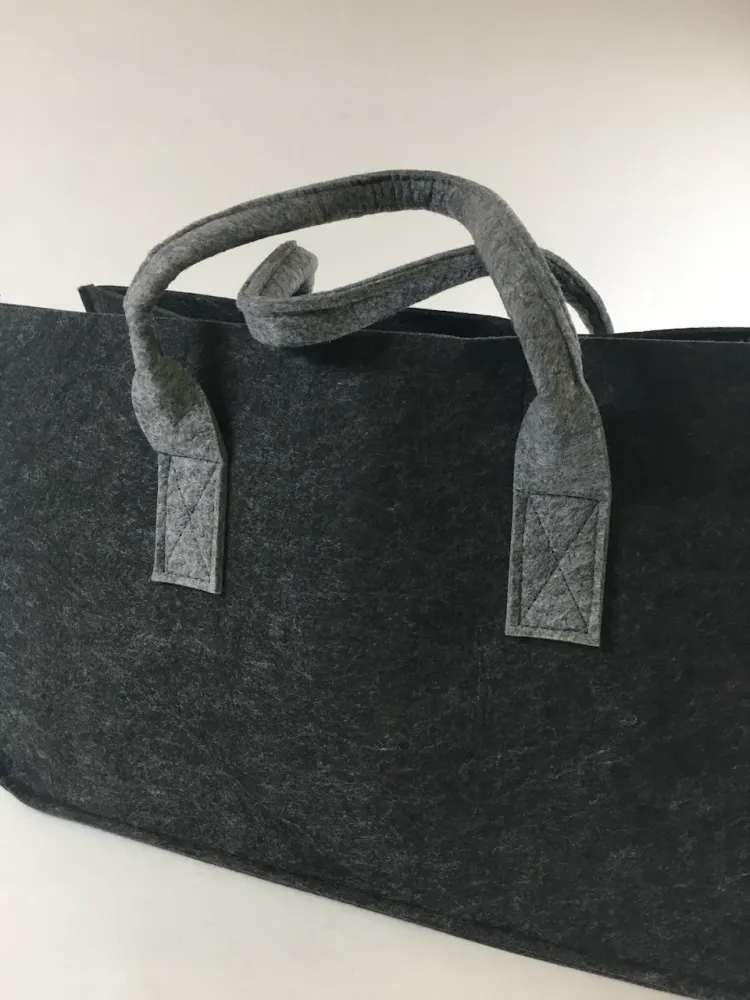 Pytel na palivové dříví z tmavě šedé plsti se světle šedou rukojetí 48x28x25cm