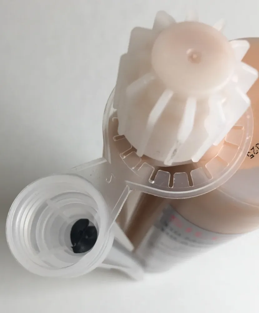 Žáruvzdorná těsnicí pěna do 1100 °C pro krby kamna v kazetách