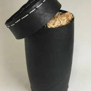 Upcyklační krabice z recyklovaných pneumatik jako úložný prostor pro krbové zapalovače 30cm