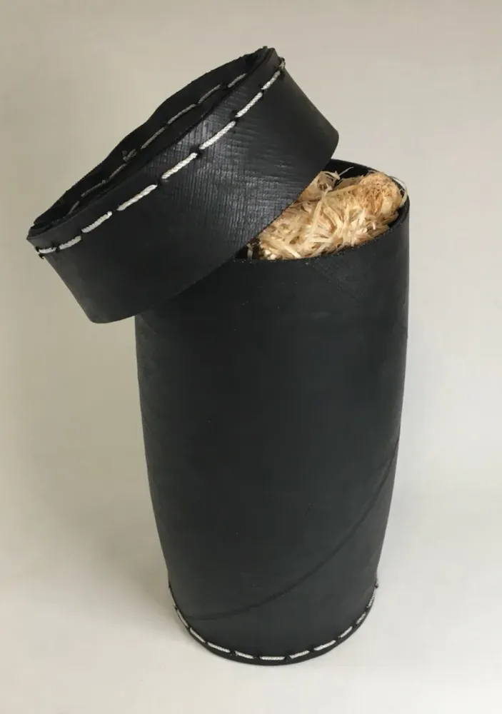 Upcyklační krabice z recyklovaných pneumatik jako úložný prostor pro krbové zapalovače 30cm