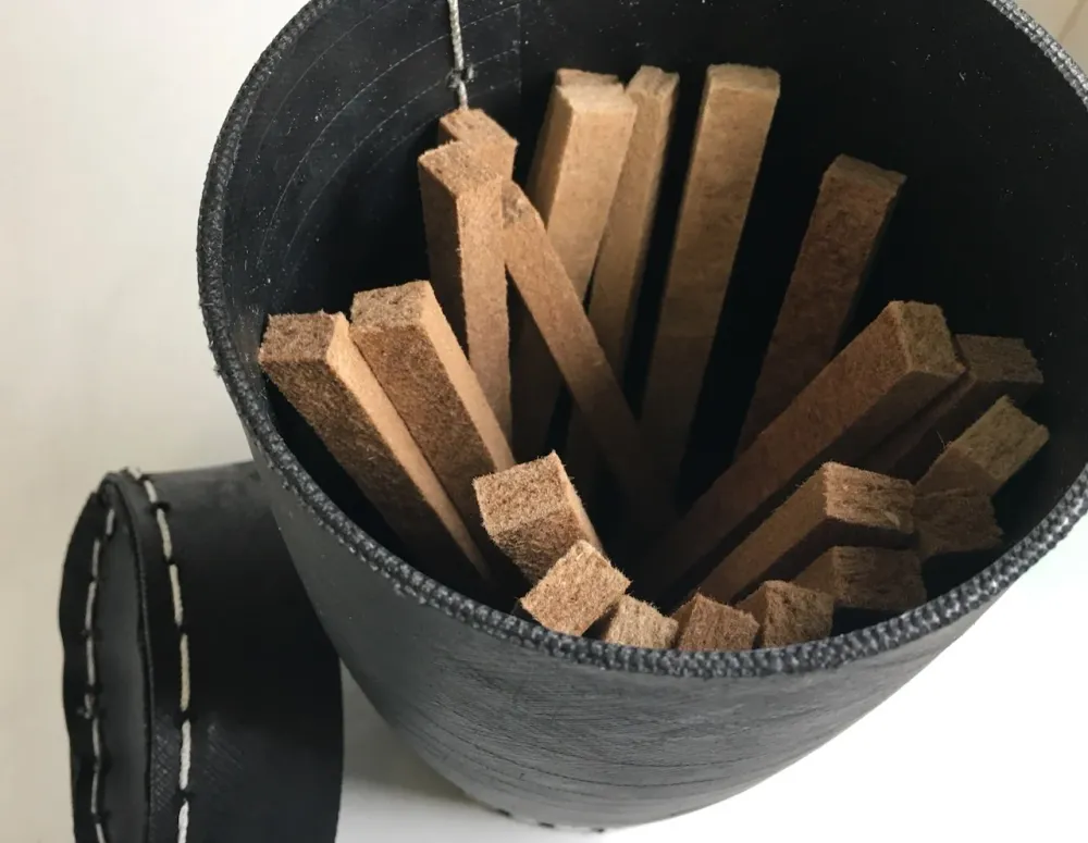 Upcyklační krabice z recyklovaných pneumatik jako úložný prostor pro krbové zapalovače 30cm