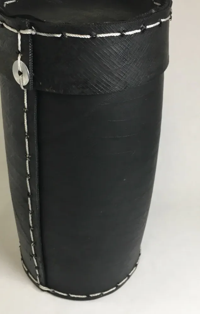 Upcyklační krabice z recyklovaných pneumatik jako úložný prostor pro krbové zapalovače 30cm