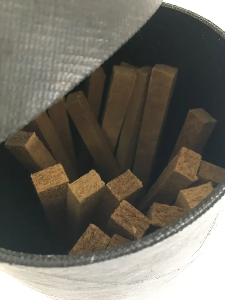 Upcyklační krabice z recyklovaných pneumatik jako úložný prostor pro krbové zapalovače 30cm
