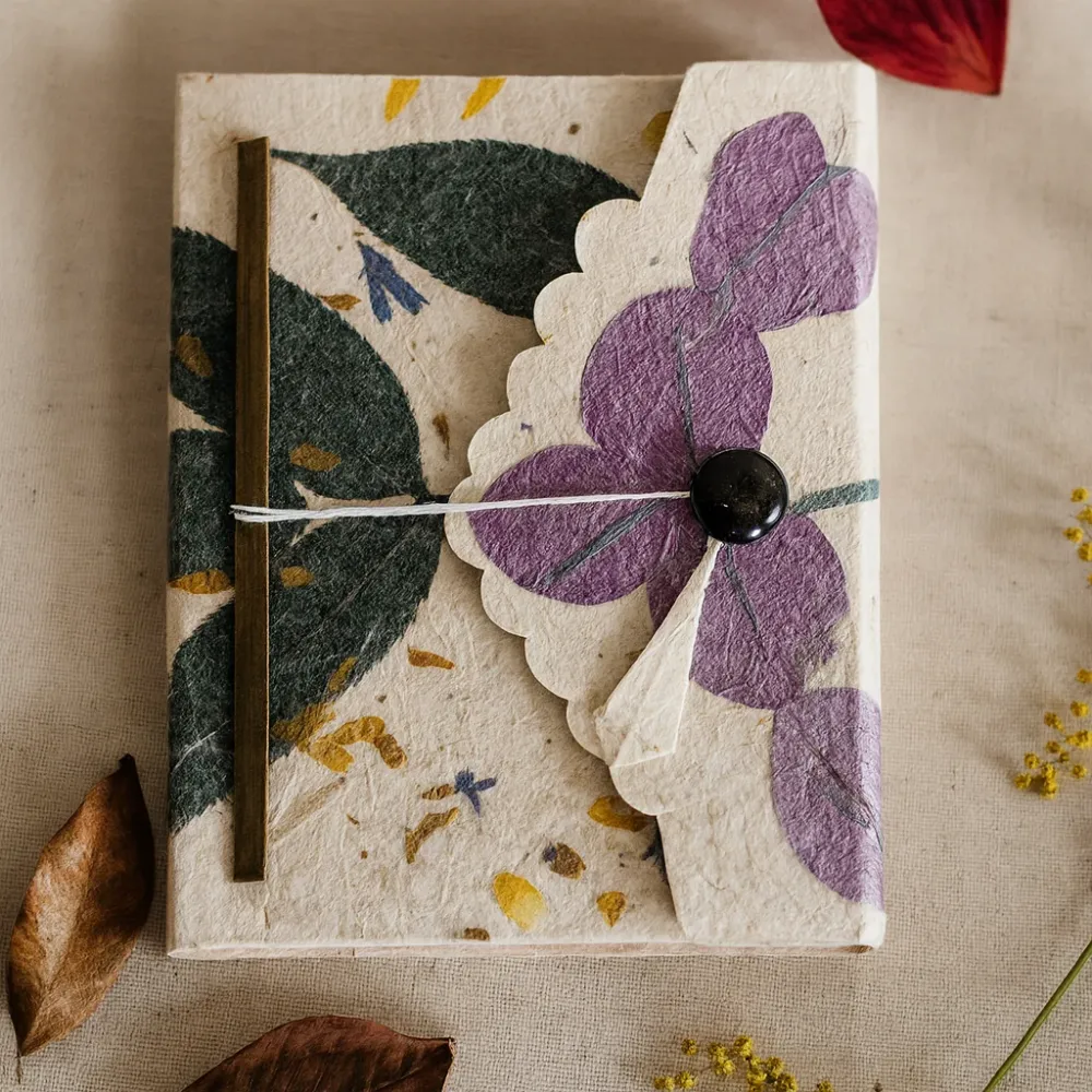 Lisovaný zápisník Bougainvillea Lokta, ručně vyrobený v Nepálu 15x12cm