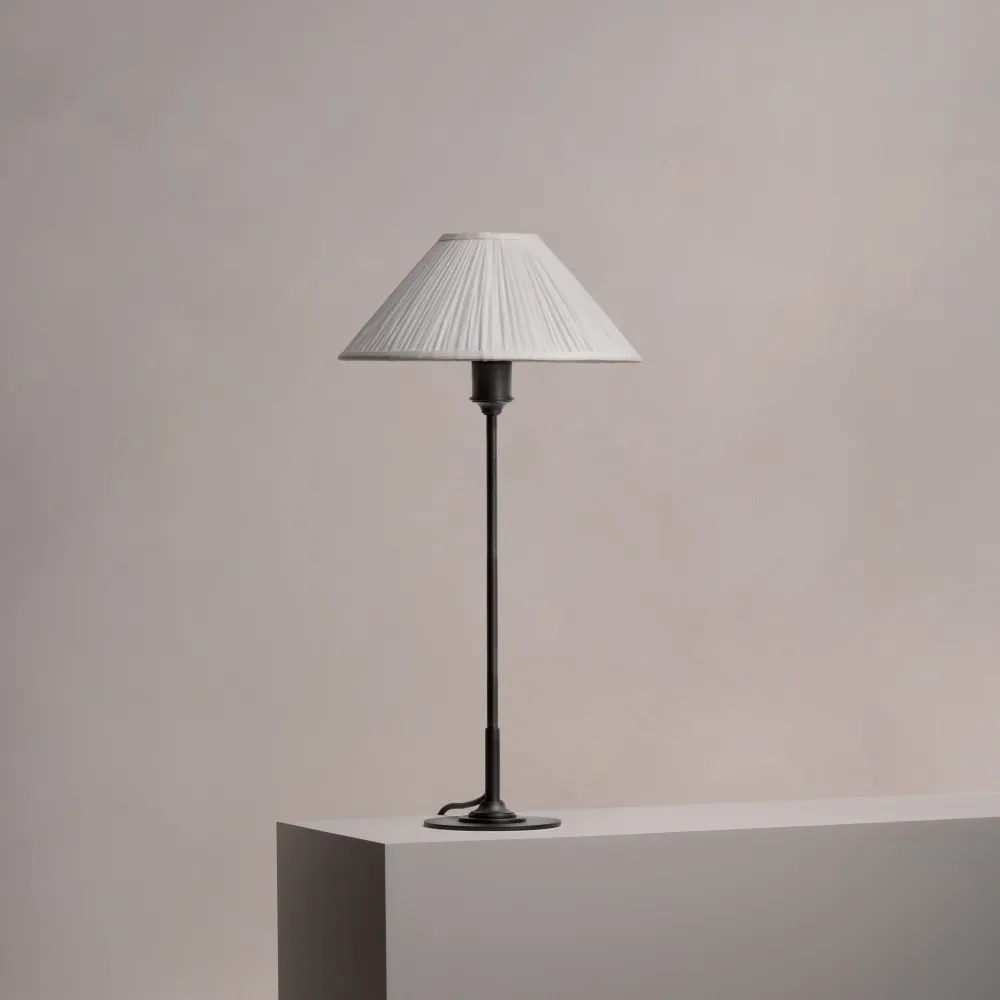 Cotswold Medium Table Lamp Pleated Alabaster White - Kovově hnědý