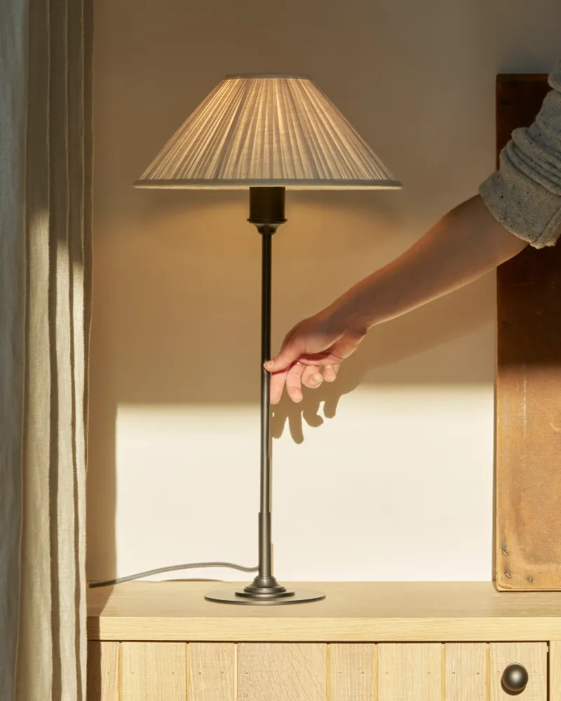 Cotswold Medium Table Lamp Pleated Alabaster White - Kovově hnědý
