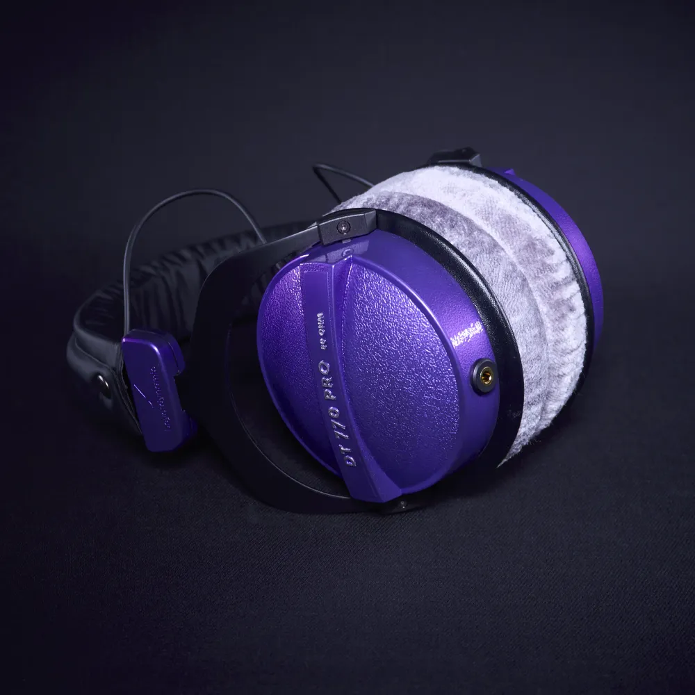 Beyerdynamic DT 770 Pro 250 Ohm – lakovaná metalická měděná povrchová úprava, odnímatelný kabelový mod Arachne Audio
