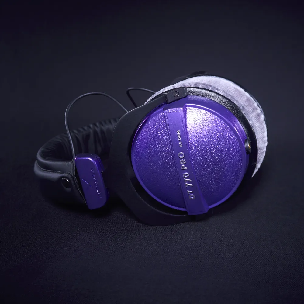 Beyerdynamic DT 770 Pro 250 Ohm – lakovaná metalická měděná povrchová úprava, odnímatelný kabelový mod Arachne Audio
