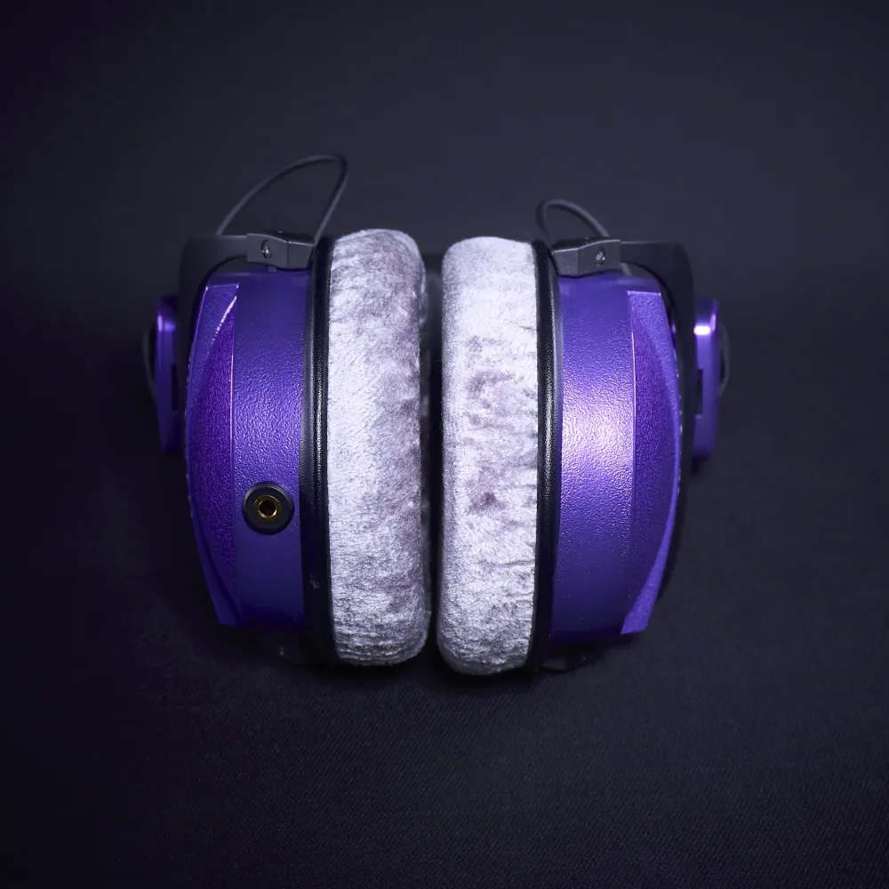Beyerdynamic DT 770 Pro 250 Ohm – lakovaná metalická měděná povrchová úprava, odnímatelný kabelový mod Arachne Audio